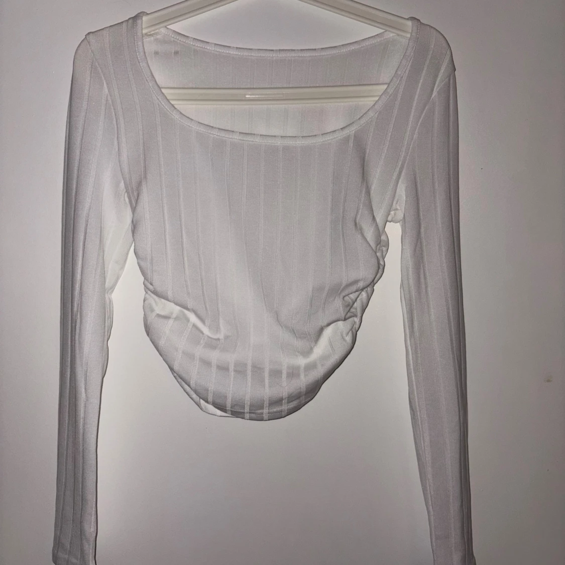 Vit ribbad långärmad topp