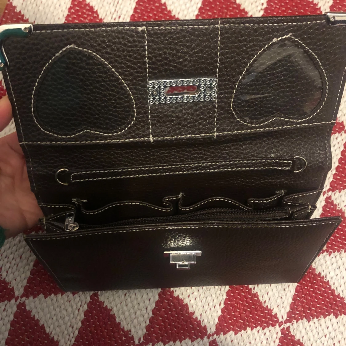 brun plånbok med hjärtformade fack - 1