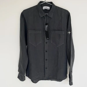 Stone Island overshirt - Helt ny stone island overshirt, riktigt fet! Helt ny med tags. Perfekt att ha över en hoodie/tshirt vid lite kyligare väder. Nypris 5000+. Kontakta mig för fler frågor och funderingar!