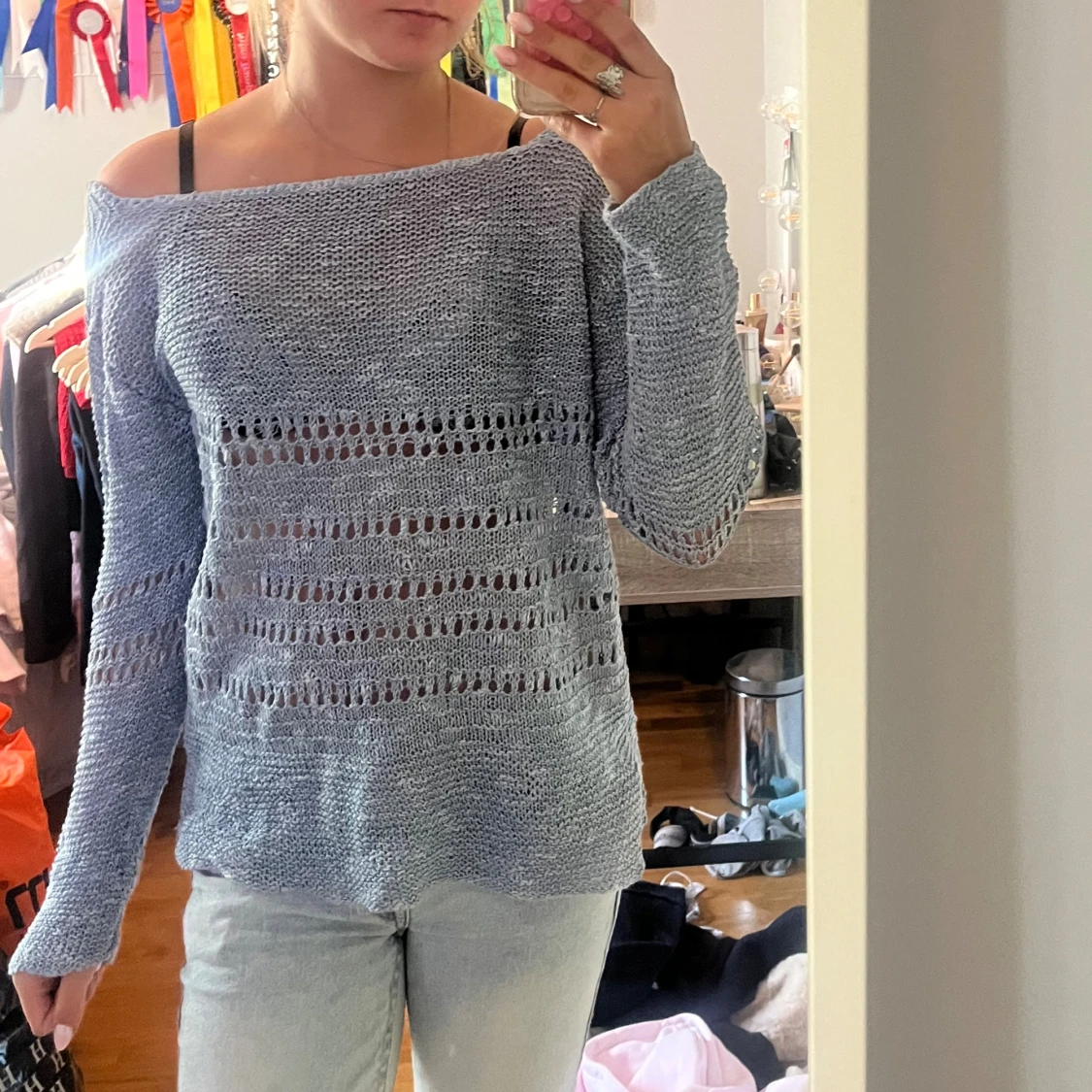 Ljusgrå stickad offshoulder-tröja - 2