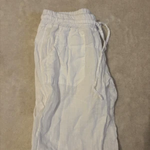 Vita linnebyxor - Linnebyxor från Chealsea. Finns en liten fläck på benet (se bild).☺️☺️Nypris 500!