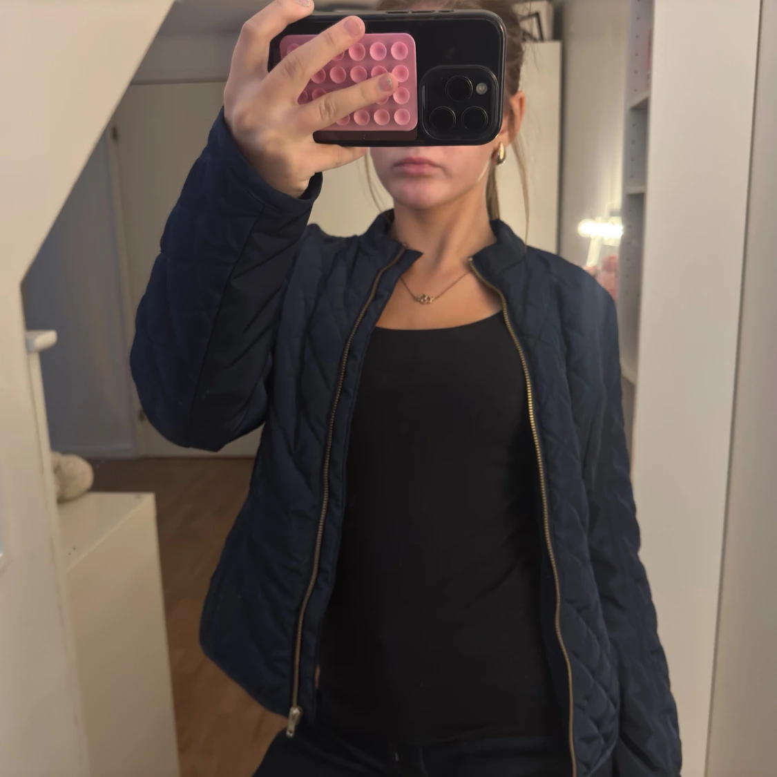 Mörkblå quiltad jacka med dragkedja