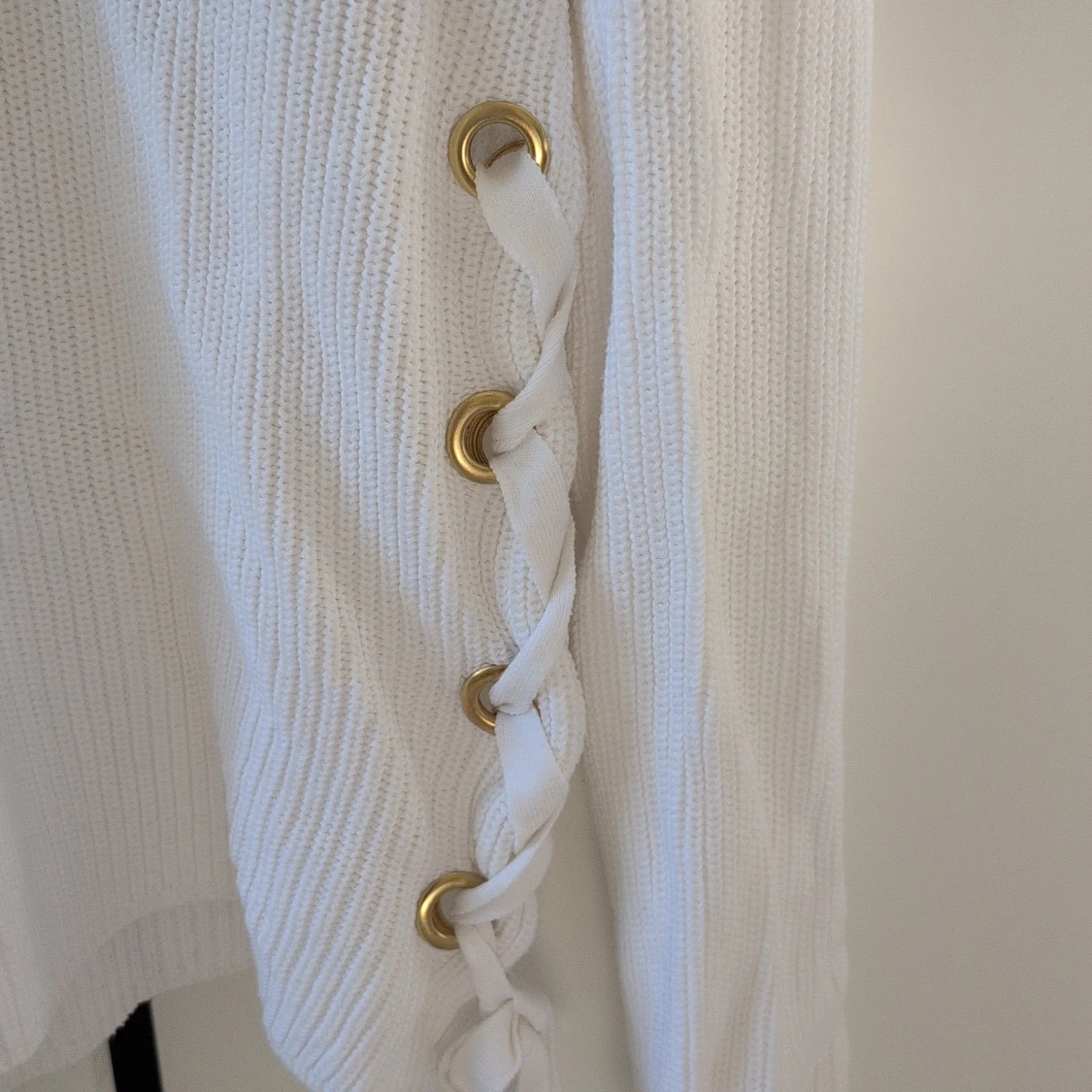 Vit stickad tröja med snörning från Amisu - 1