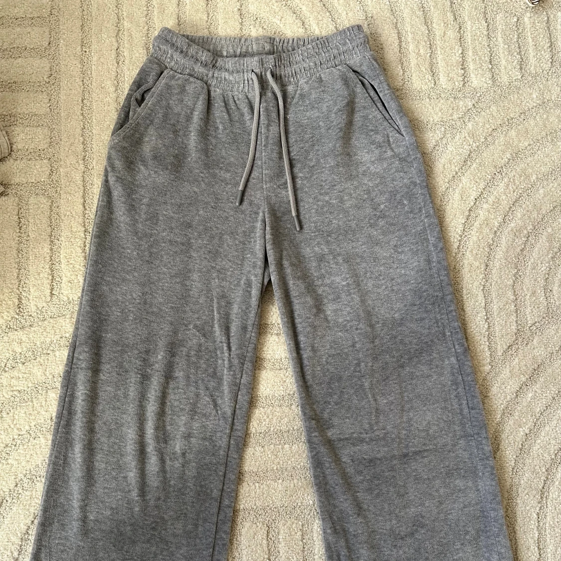 Grå mjukisbyxor med snörning