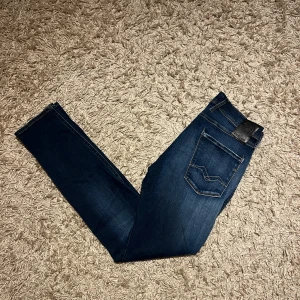 Replay anbass hyperflex jeans herr slim fit w30 - Replay anbass hyperlex jeans i slim passform. Nytt skick, endast använda några enstaka gånger. Storlek W30. Riktigt skön wash på dessa , kan mötas sthlm annars postas dem samma dag som köp eller dagen därpå🙌💯