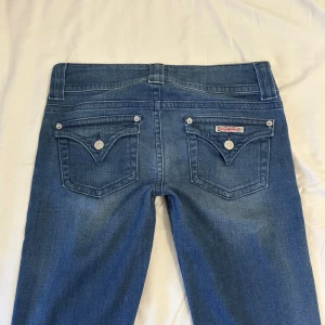 2000s vintage Hudson Super Low Bootcut jeans - snygga Hudson jeans made in Los Angeles USA, i nyskick 🤍låg midja bootcut 🤍midja 38-39  lår 25  innerben 78  benöppning 23 lite stretchiga  läs min sida för mer info