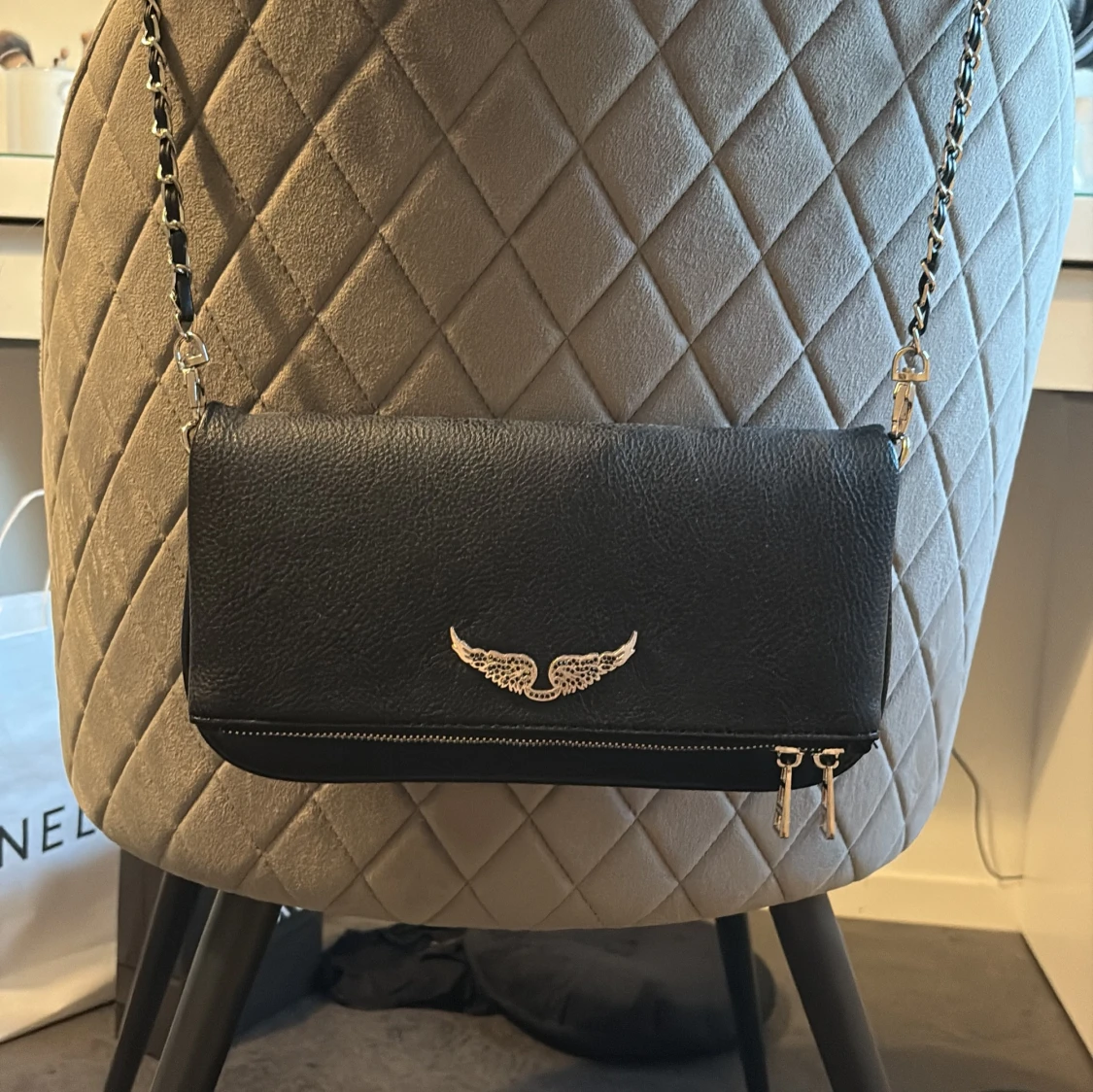 Svart axelväska med kedjerem