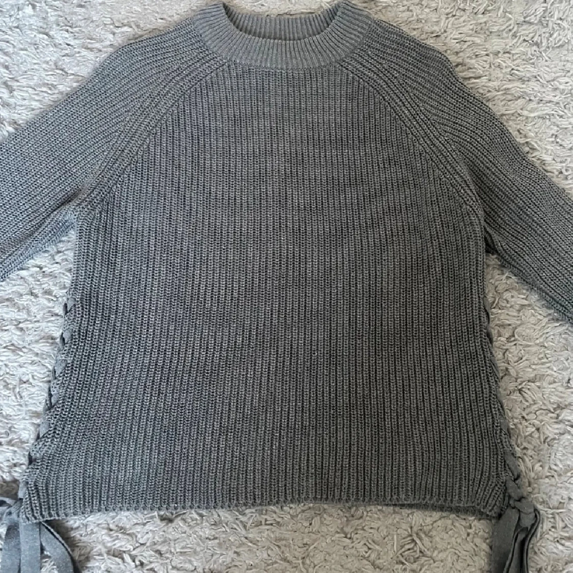 Grå stickad tröja med snörning - 1