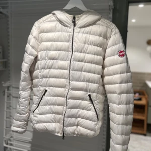Colmar jacka - Benvit dunjacka från Colmar i storlek 50 (Medium). Colmar Down Jacket Ice White.
