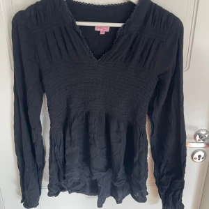 Svart blus - Svart blus. 158-164 men passar en xs. 