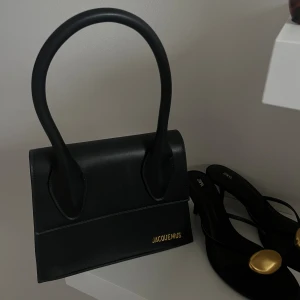 Jacquemus väska - Elegant svart väska som aldrig har använts
