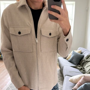 Overhsirt beige  - Väldigt väldigt schysst overshirt i bra skick. skriv vid fundering 🙌😇