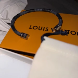Louis Vuitton armband 19 - Haft de ett litet tag men annars ganska nytt armband! Riktig go investering! Finns endast i storlek 19✔️ allt på bilden medföljs vid köp✔️Vid minsta fundering kontakta mig✔️