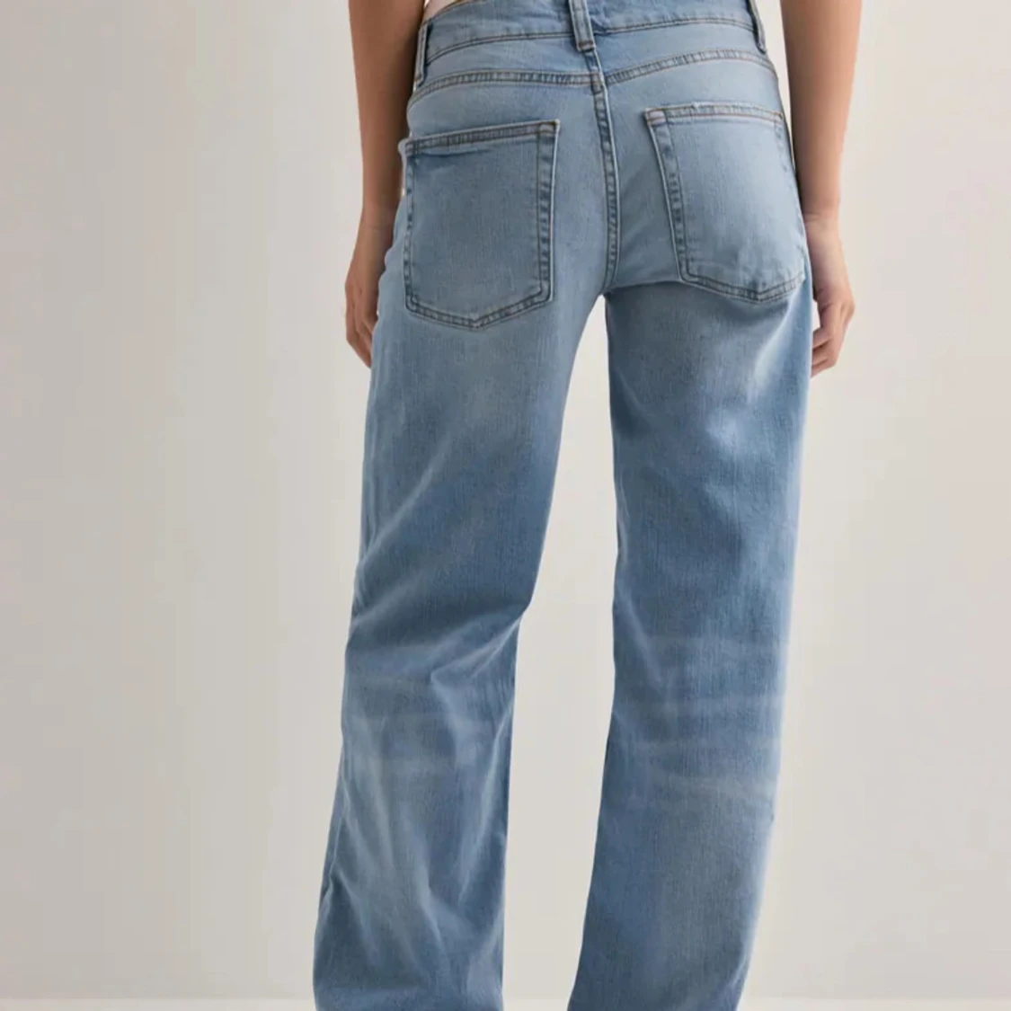 Säljer mina Ljusblå wide jeans med slitningar - 1