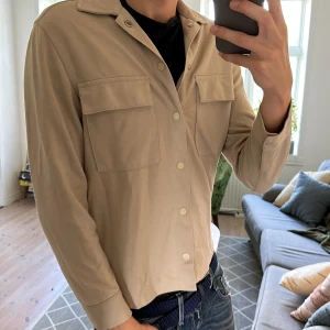 Tunn overshirt  - Perfekt för att kombinera med hoodie eller liknande. Bra skick, skriv vid fundering 😊🙌