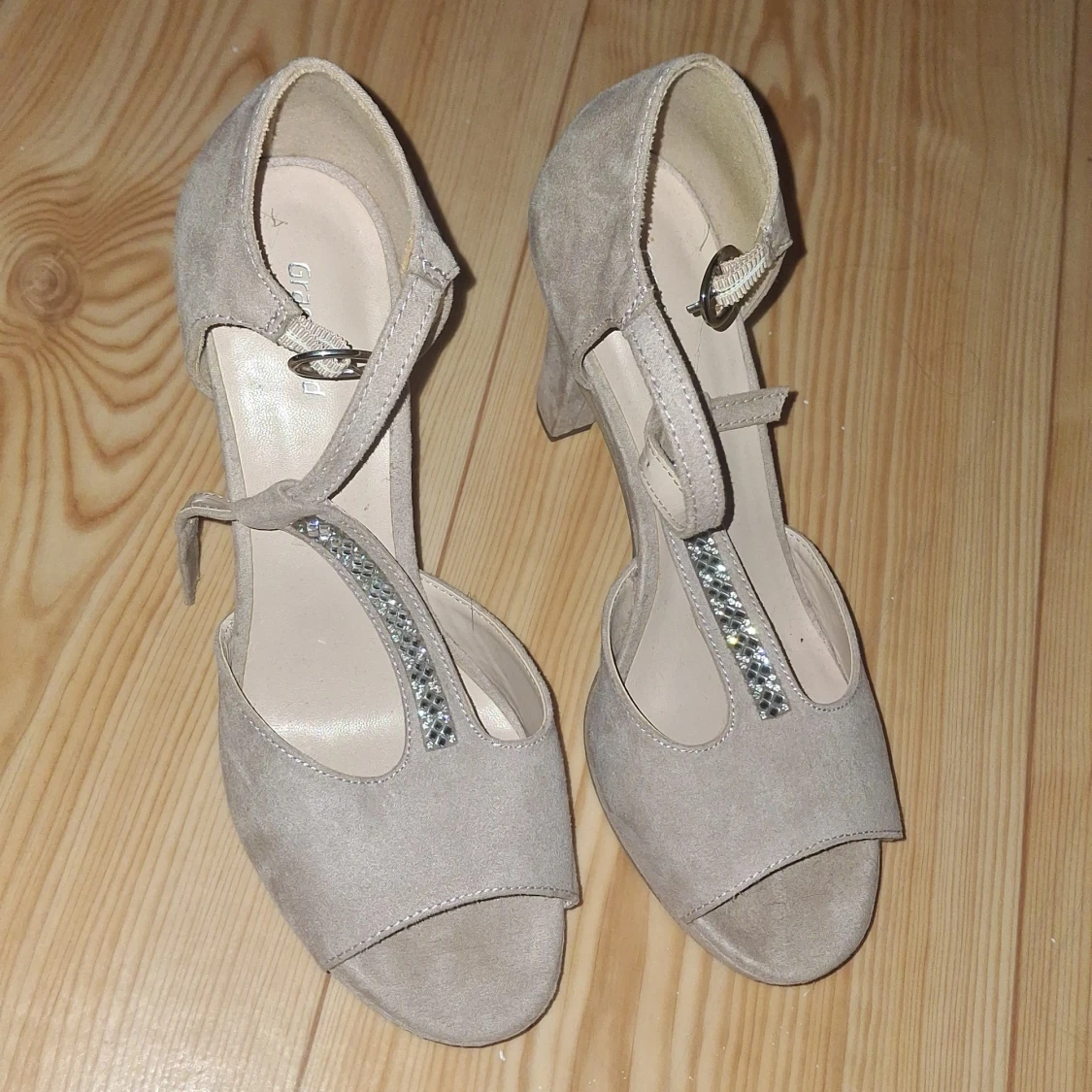 Beige mocka pumps med klack och strass