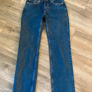Blå Weekday straight jeans 27/32 - Snygga blå jeans från Weekday i modellen PIN, med rak passform och midja. Helt nya, fel storlek för mig😕annars är det perfekta jeans enligt mig🤩