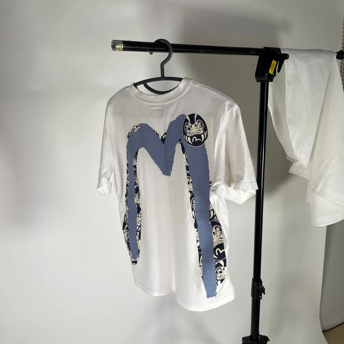 Vit Evisu t-shirt med blå tryck - 1