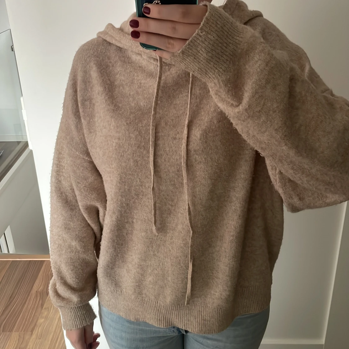 Beige stickad hoodie från Lindex