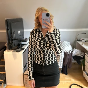 Cool skjorta - Jätte häftig mönstrad skjorta. Den sitter tight och har lite scrunch vid bysten. Perfekt till utekvällen! Endast använd fåtal gånger!