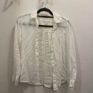 Vit långärmad linneskjorta - Linneskjorta köpt från Spanien endast tvättad och testad.