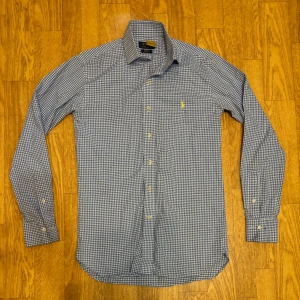 Rutig Ralph Lauren Skjorta - Säljer en väldigt fet skjorta från Ralph Lauren. Skjortan är i 10/10 kondition och är knappt använd. Väldigt snygg skjorta för dig som vill va lite mer unik. Vid frågor/funderingar är de bara att skriva🙌