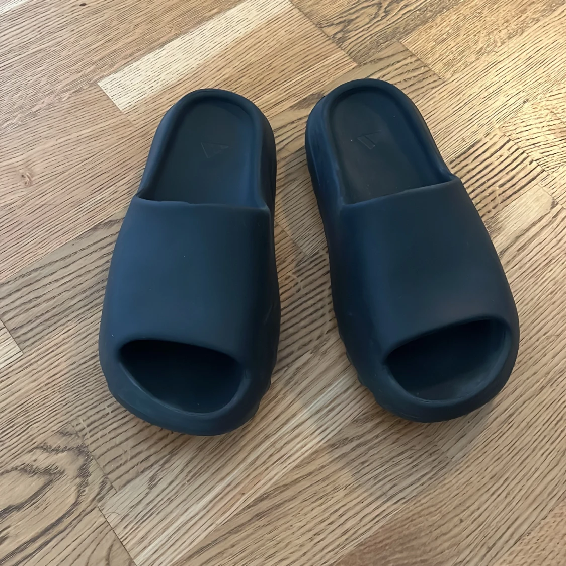 Svarta Adidas Yeezy Slides - 4
