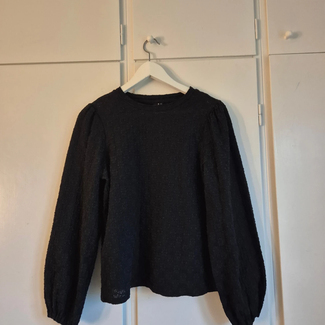 Svart blus med blommor - 2