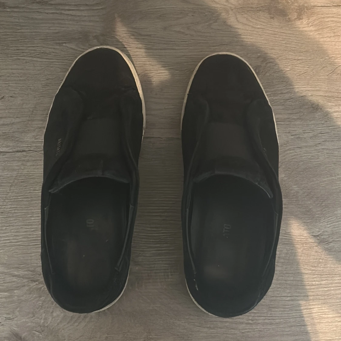 Svarta Arigato sneakers i mocka - 4