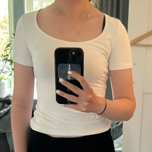 Tshirt bikbok vit - Tshirt från Bikbok i jättebra skick! Den är dubbelt/tjockt material så går bra att ha utan bh och känns lite lyxigare i tyget. U-ringad. Inte genomskinlig!!!!