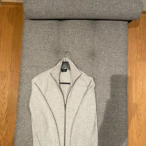 Massimo dutti helzipp  - Det är en Massimo dutti helzipp Storlek: m. Sitter perfekt på mig som är 187, väldigt snygg och skönt material 