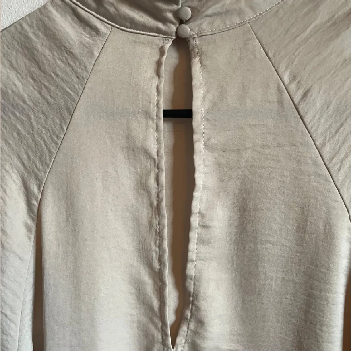 beige blus från H&M storlek 34 - 2