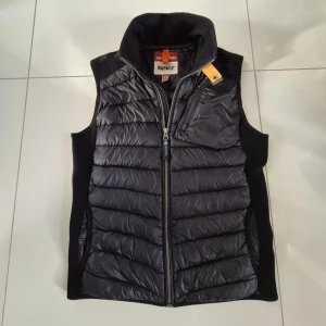 Parajumpers väst - Säljer en snygg svart dunväst från Parajumpers👌 Västen har dragkedja framtill, bröstficka med dragkedja och en gul knäppare vid halsen. Perfekt för lager-på-lager och håller dig varm under kyliga dagar. Jag har sparsamt använt västen så den är näst till sprillans ny kvalitet👍 Den är givetvis äkta! Hör av er vid funderingar😁
