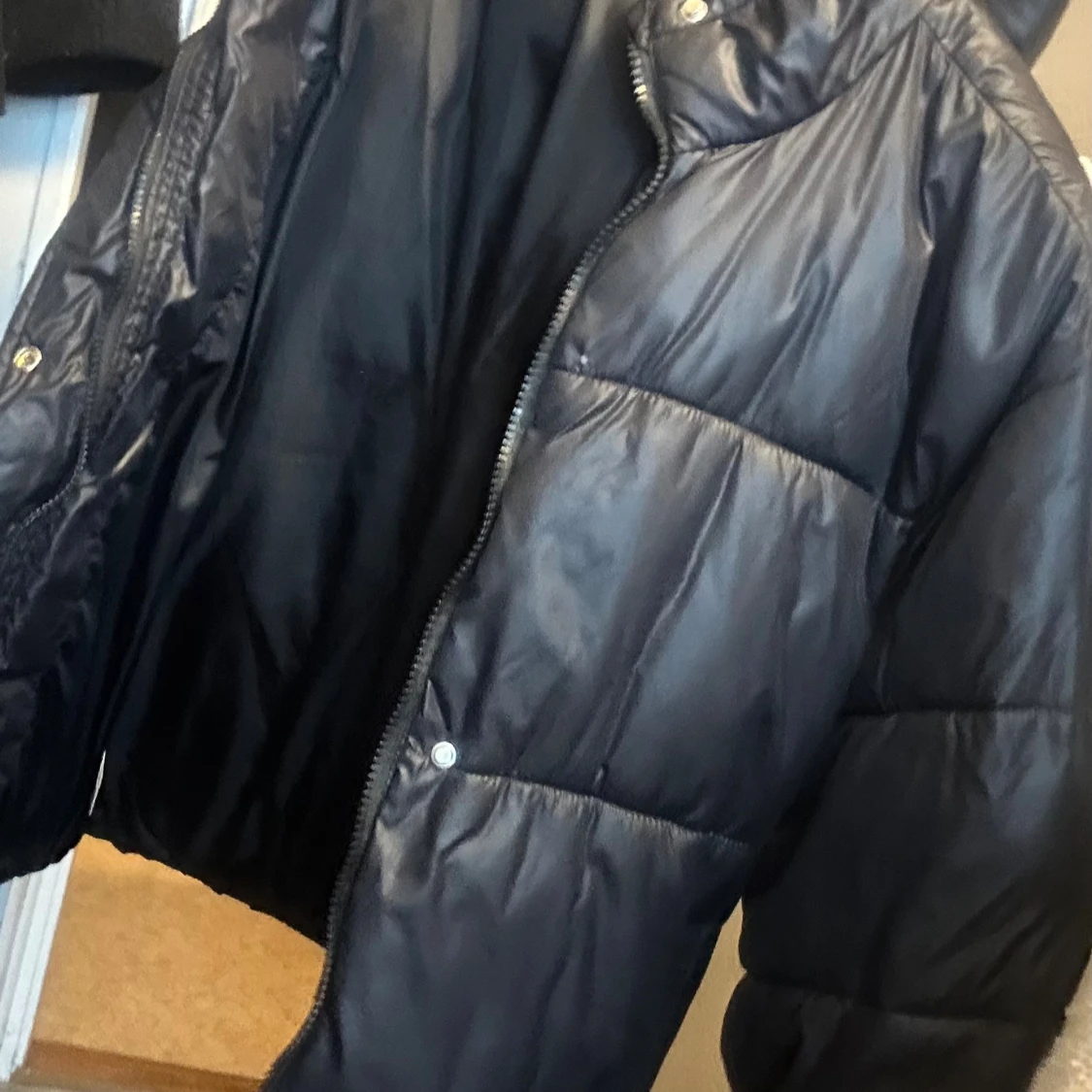 Svart pufferjacka med huva - 2