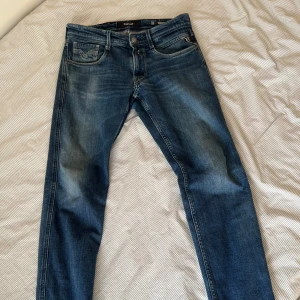 Blå Replay jeans med slim fit - Säljer ett par blå Replay jeans Fitt Anbass storlek w31 L32