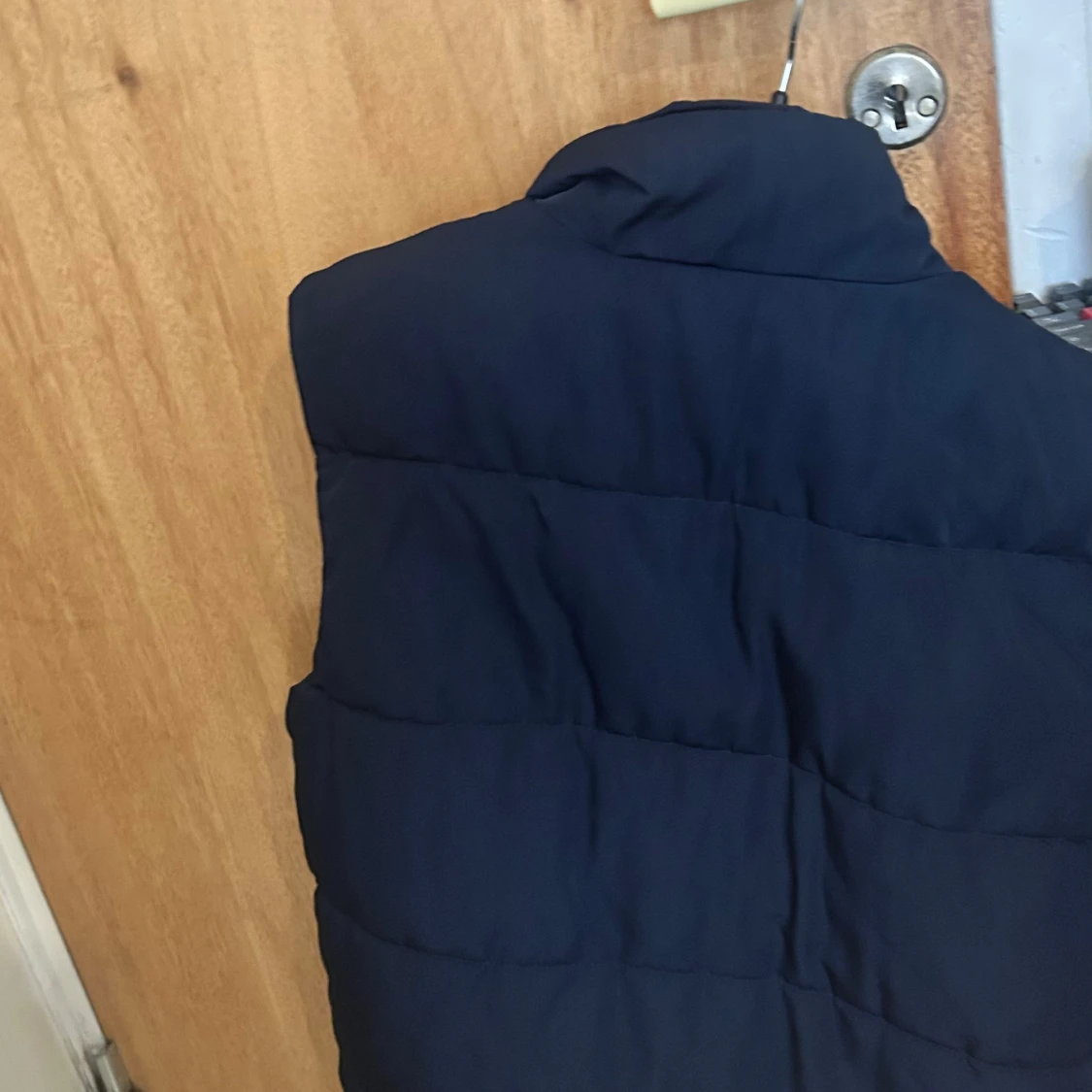 Mörkblå dunväst med röd fleecefoder - 4