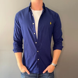 Ralph lauren skjorta - Hej säljer nu min fina Ralph lauren skjorta i storlek M. Den är i bra skick och kommer vara otroligt snygg nu i höst. Nypris cirka 1600kr! Vi kommer att sälja liknande produkter så glöm inte följa profilen!🌊🍾