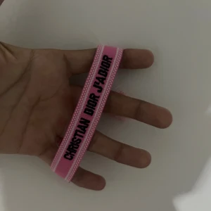 Armband - Armband i färgen rosa med svart text