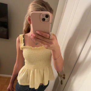 Snygg topp - Supersöt gul topp från nelly i storlek xxs men passar även xs och s eftersom den är stretchig. Aldrig använd. Pris kan diskuteras💞💞