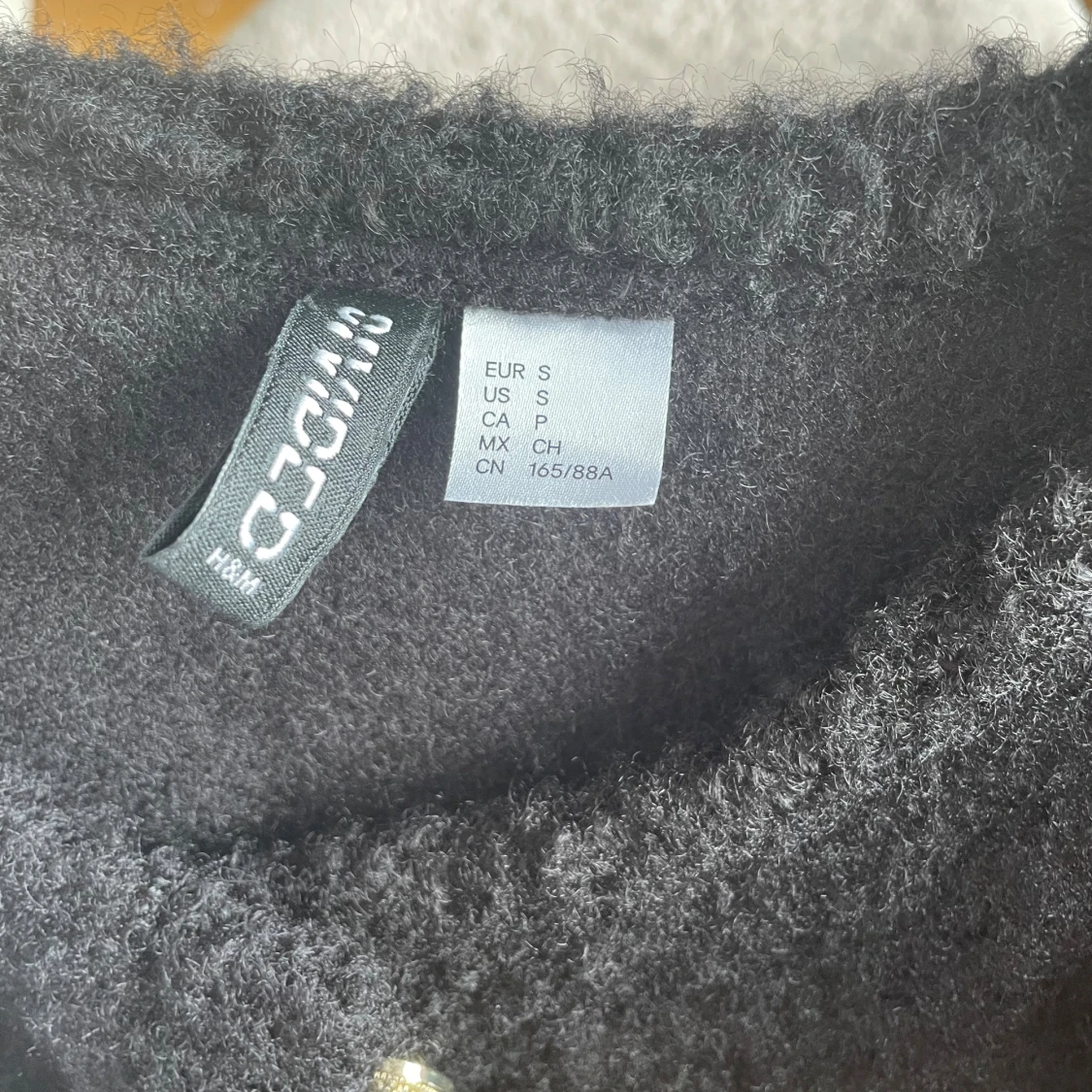 Svart kofta från H&M med guldknappar - 2