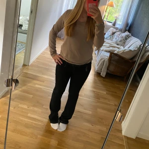 Svarta bootcut jeans med stretch - Säljer ett par svarta bootcut jeans med klassisk femficksdesign och dragkedja. Jeansen har en snygg passform med lite utsvängda ben och är tillverkade i ett stretchigt material som är skönt💕