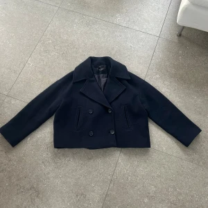 Mörkblå kappa - Jättefin mörkblå kappa i jättebra skick. Köpt från stradivarius för 800kr. Storlek M, men passar mig som har Xs/s.