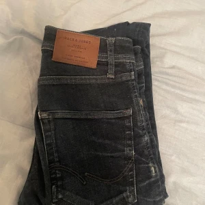 Jack and jones jeans - Super snygga jack and jones jeans i storlek 27/30. Modellen är ”glenn” och är därmed slim fit. Pris kan diskuteras vid snabb affär. Skriv alla frågor!😃