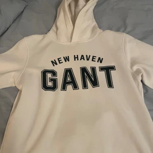 Gant hoodie - Snygg och stilren hoodie från Gant. Den är i storlek 152. Pris kan diskuteras vid snabb affär. Skriv alla frågor!😃
