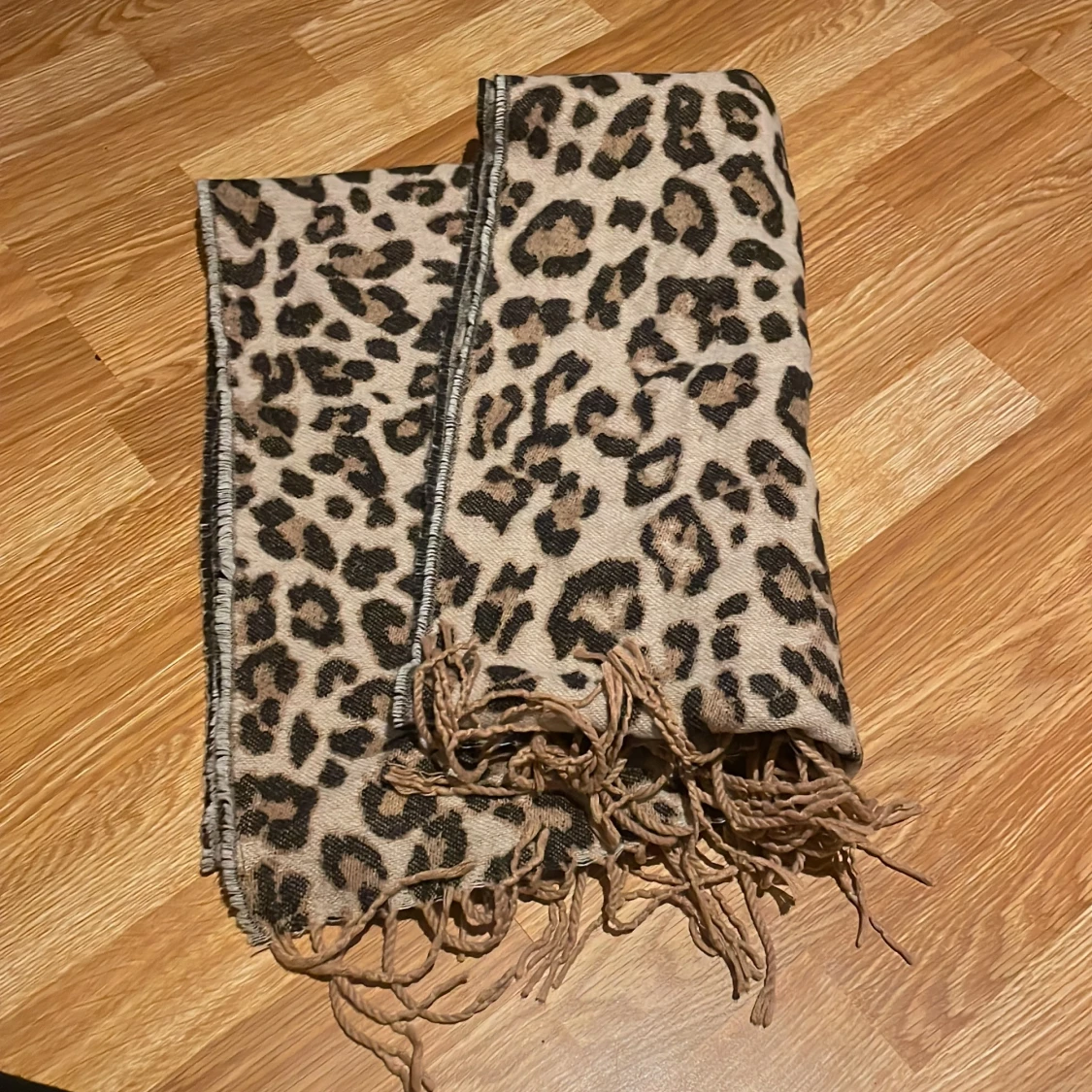 Leopardmönstrad beige halsduk med fransar - 2