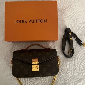 Snygg brun väska  - Allt på bilden medföljer, i bra skick annars använt två gånger vill bli av me den pga av flytt. Priset går att diskutera inga skambud. Den är ute redan för väldigt bra pris med tanke på allt du får med💕 