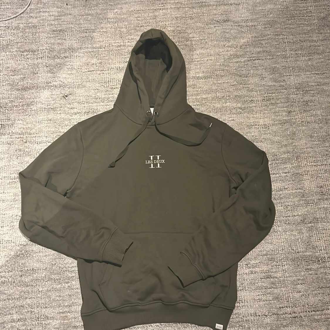 Olivgrön hoodie från Les Deux storlek L