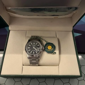RX Datejust  - Säljer en stilren RX Datejust med svart urtavla och datumfönster. Ny med box och påse följer med. 