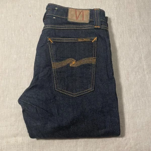 Mörkblå jeans från Nudie Jeans - | märke: Nudie Jeans | plagg: jeans | skick: 9/10 | storlek: W29 L32 | nypris: 1500kr | mitt pris: 349kr | färger: mörkblå | pris kan diskuteras | hör av dig vid minsta fråga eller fundering // MatteoResell |