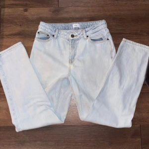 Ljusblå jeans från Grunt - Säljer ett par ljusblå jeans från Grunt med klassisk femficksdesign och raka ben. Jeansen har normal midja och är tillverkade i mjukt denimtyg. Perfekta för en avslappnad och trendig look.
